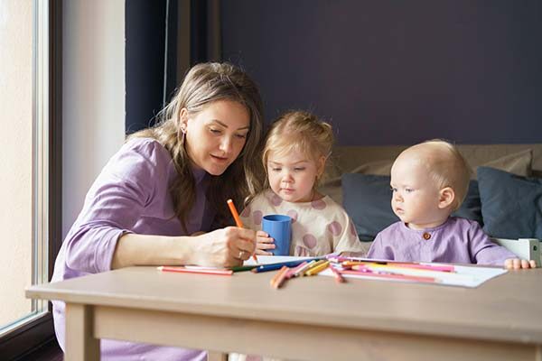 mom drawing with kids