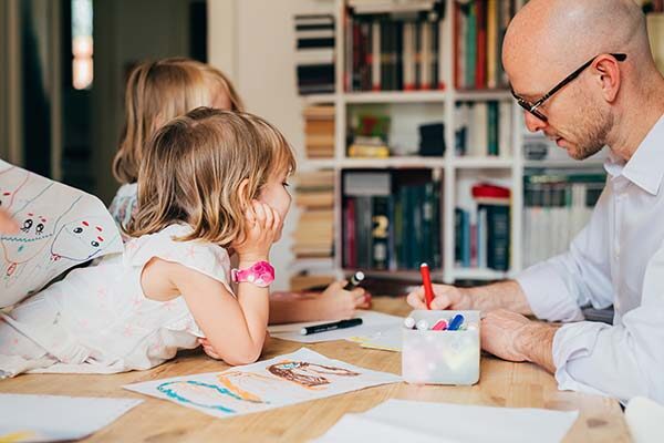 father drawing with children